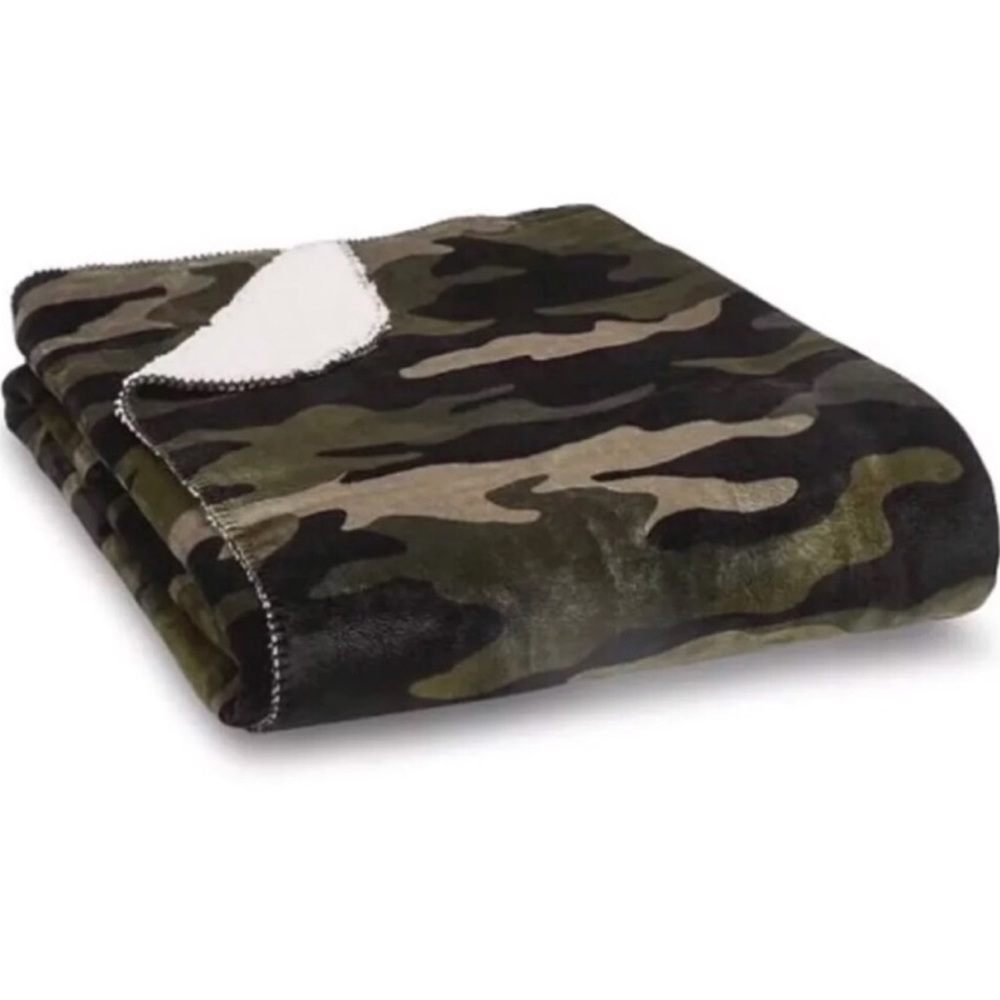 PINK Camo-Sherpa Reversible Blanket